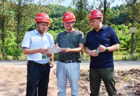 2.馮再軍(中)在現(xiàn)場辦公(柏中瑜 供圖).jpg